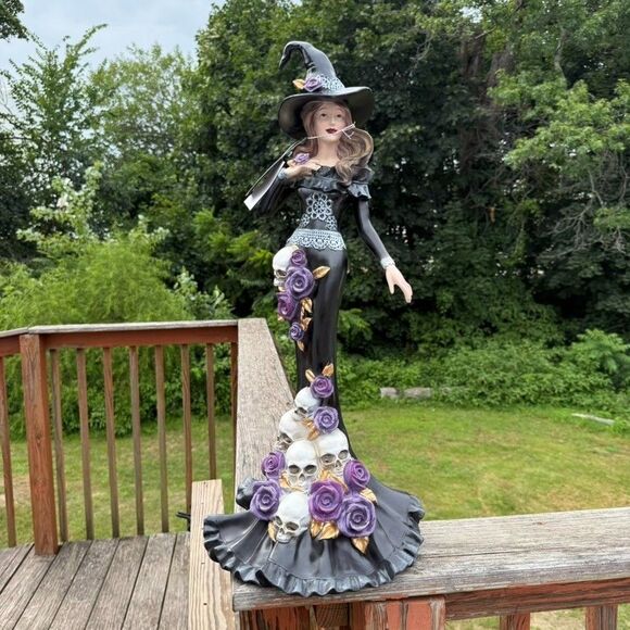 EERIE CHARM Large ELEGANT HALLOWEEN WITCH STATUE W/ROSE & SKULL DRESS New - Picture 2 of 7